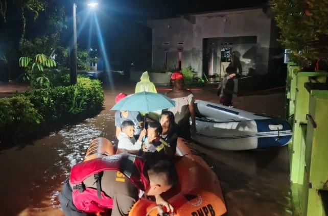 Banjir Rendam Enam Kecamatan di Kabupaten Serang, Warga Dievakuasi