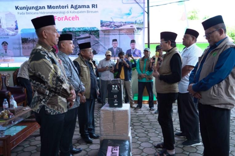 Usai Dampingi Trauma Healing, Menag Salurkan Bantuan untuk Warga Terdampak Banjir di Bireuen