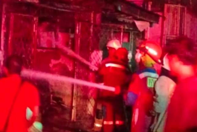 Kebakaran Rumah dan Usaha Aksesoris di Teluk Gong Tewaskan Lima Orang, Pemadaman Berlangsung Hampir 10 Jam