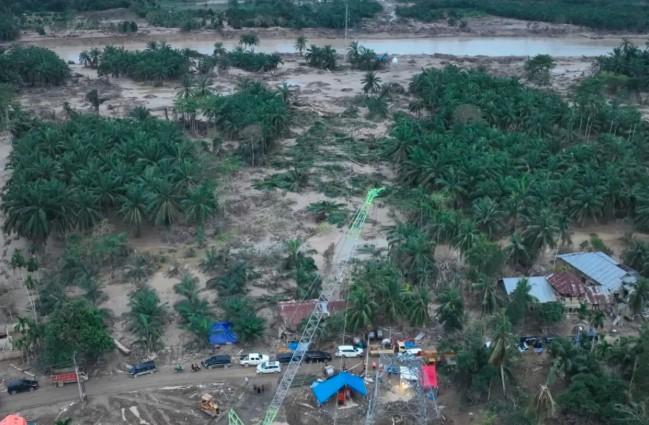 PLN Gunakan Crane Sebagai Tower Darurat untuk Pulihkan Listrik Aceh Pascabanjir