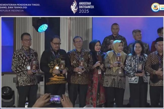 Universitas Muslim Indonesia Raih Dua Penghargaan Nasional di Ajang Anugerah Diktisaintek 2025