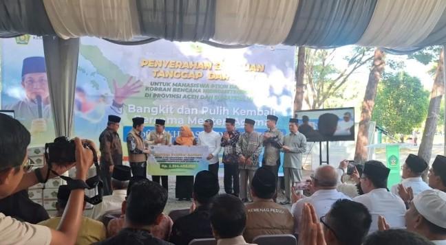 Menag Nasaruddin Umar Serahkan Bantuan Rp2,3 Miliar untuk Mahasiswa Terdampak Bencana di Aceh