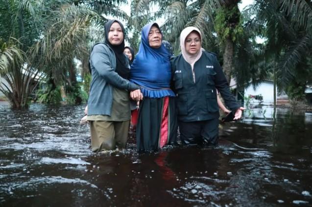 Ratusan KK di Tiga Kabupaten Riau Terdampak Banjir, BPBD Lakukan Evakuasi dan Pembersihan Kanal