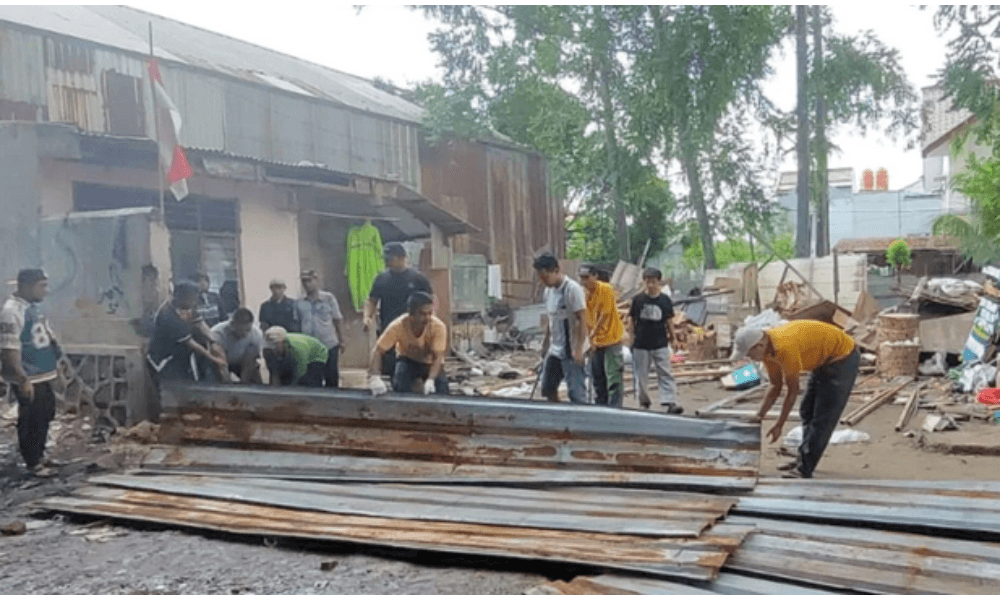 Warga Pondok Kelapa Bongkar Paksa Pagar Seng TPS yang Diklaim Milik Pribadi, Pemilik Ancam Tempuh Jalur Hukum