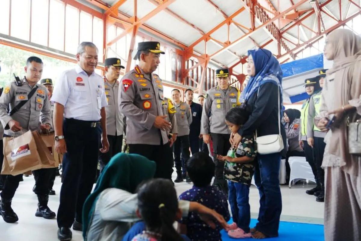 Kapolri Sapa Penumpang di Stasiun Tawang Semarang Saat Tinjau Kesiapan Pengamanan Libur Nataru