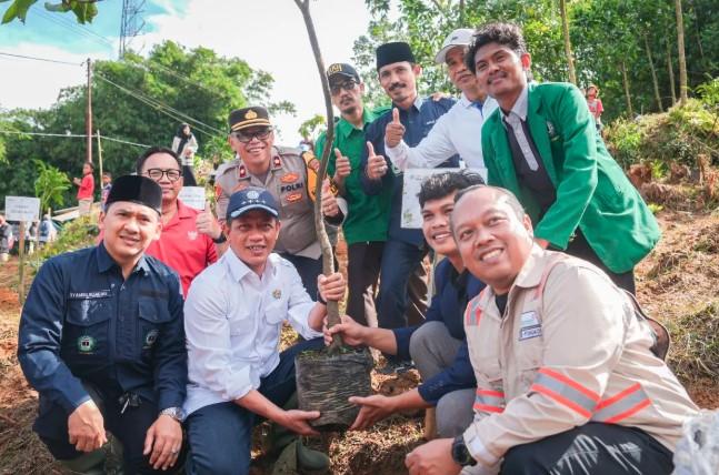 KLH Tanam Pohon di Hulu Cisadane untuk Perluas Benteng Hijau dan Tekan Risiko Bencana