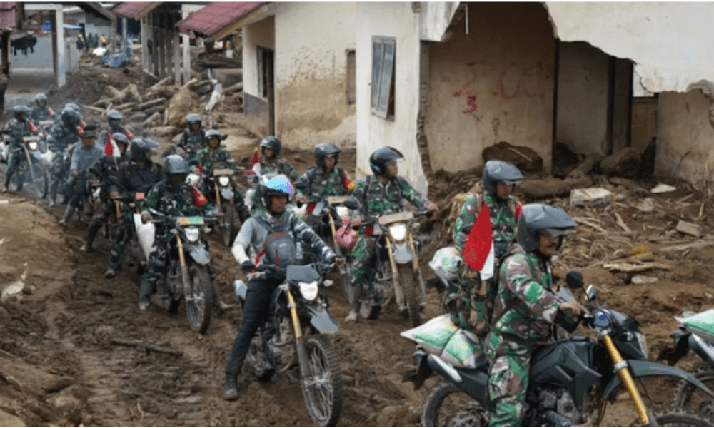 TNI Kerahkan 100 Babinsa Antar Logistik Pakai Motor ke Lokasi Bencana Longsor di Bener Meriah