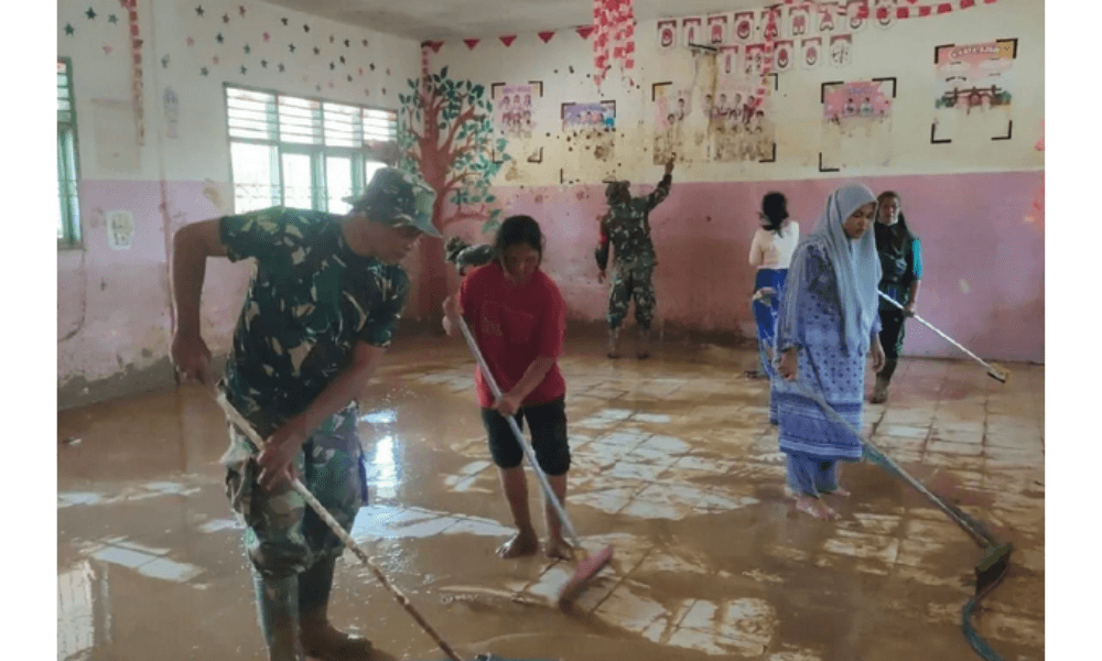 Kodam I/BB Bersihkan SD Negeri di Tapteng untuk Percepat Kegiatan Belajar Pascabencana