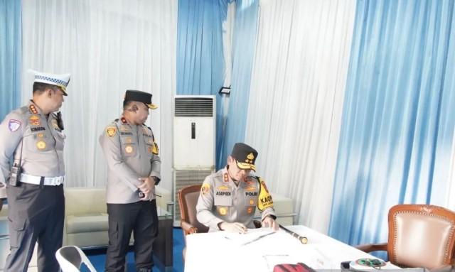 Operasi Lilin Jaya 2025 Tekankan Pelayanan Humanis, Kapolda Metro Jaya Tinjau Langsung Pengamanan Stasiun Gambir