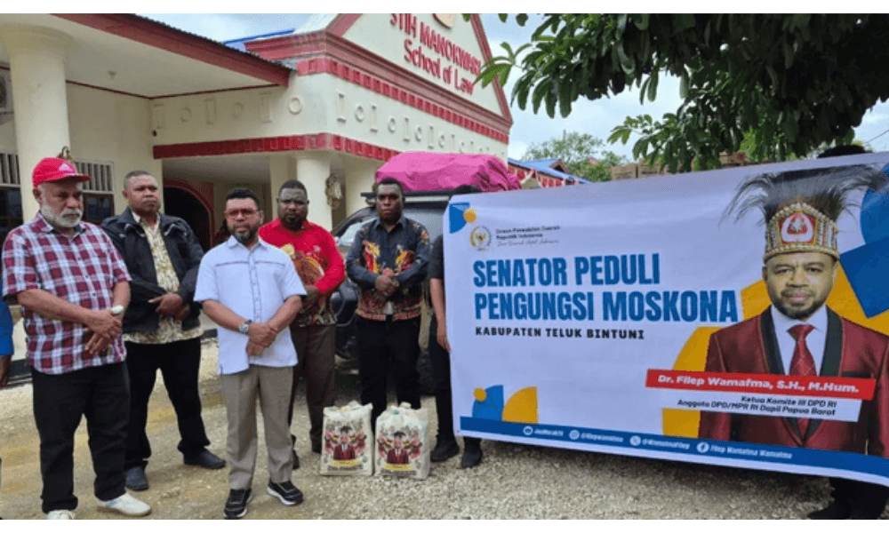 Ketua Komite III DPD RI Filep Wamafma Salurkan Bantuan Kemanusiaan untuk Pengungsi Konflik di Papua Barat