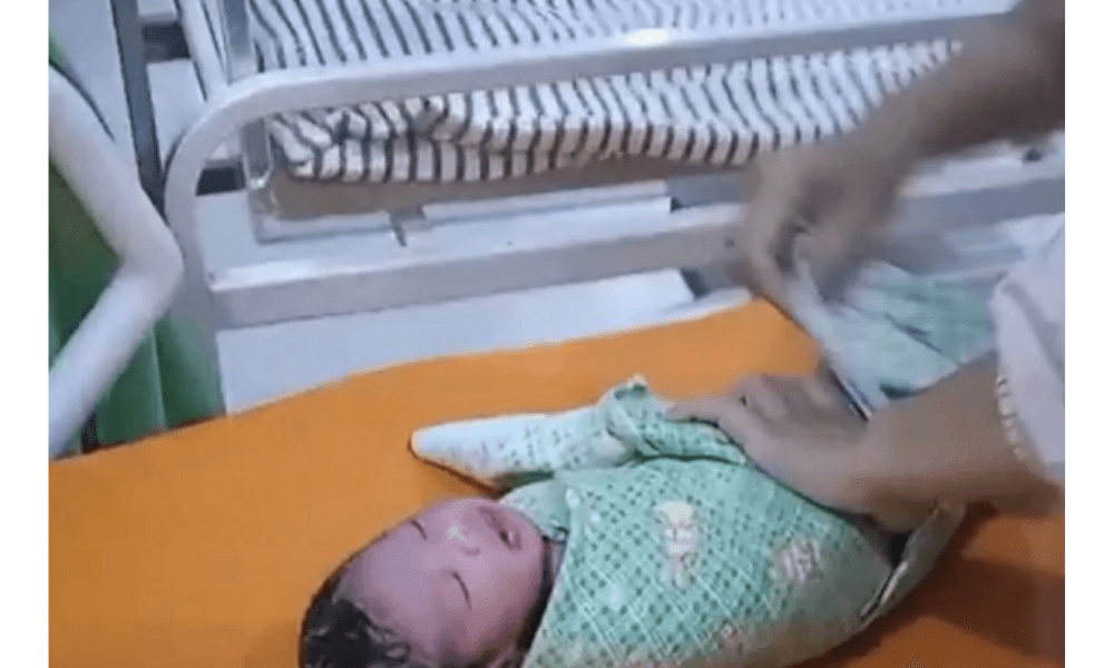 Dokter Afriza Amelia Bantu Persalinan Bayi Kembar di Dalam Ambulans Saat Banjir Landa Langkat