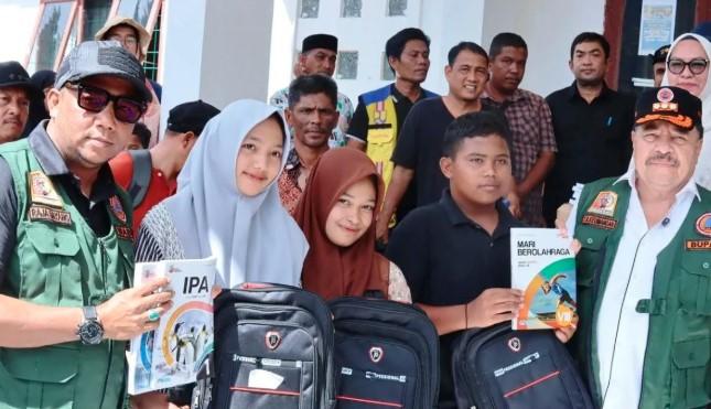 Pemkab Nagan Raya Salurkan Seragam dan Alat Tulis untuk Siswa Korban Banjir Bandang