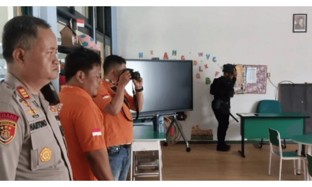 10 Sekolah di Depok Terima Ancaman Bom Lewat Email, Polisi Lakukan Penyisiran