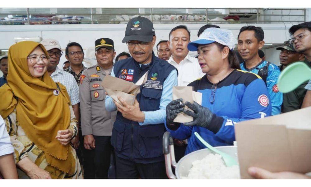 Tinjau Dapur Umum di Sibolga, Mensos Gus Ipul Pastikan Suplai Makanan untuk Penyintas Banjir dan Longsor Terus Berjalan