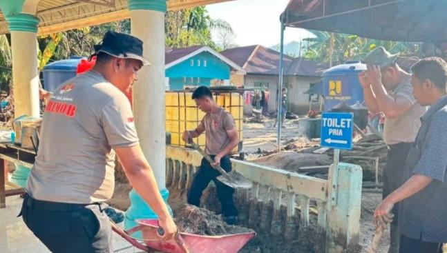 Polri Gencar Perbaiki Gereja di Wilayah Terdampak Bencana di Sumut