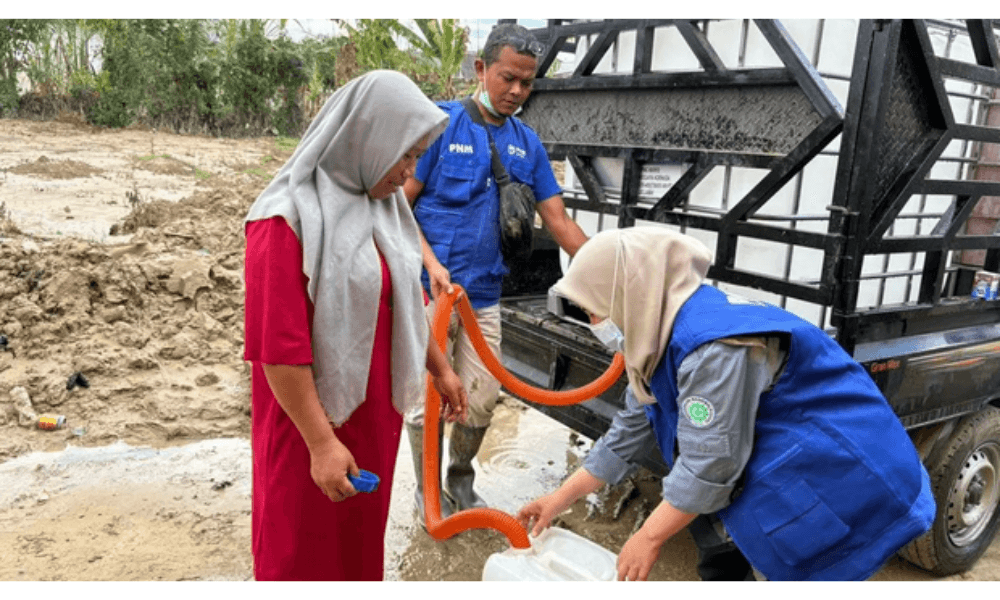 PNM Salurkan Bantuan Air Bersih untuk Warga Terdampak Banjir Bandang dan Longsor di Aceh Tamiang