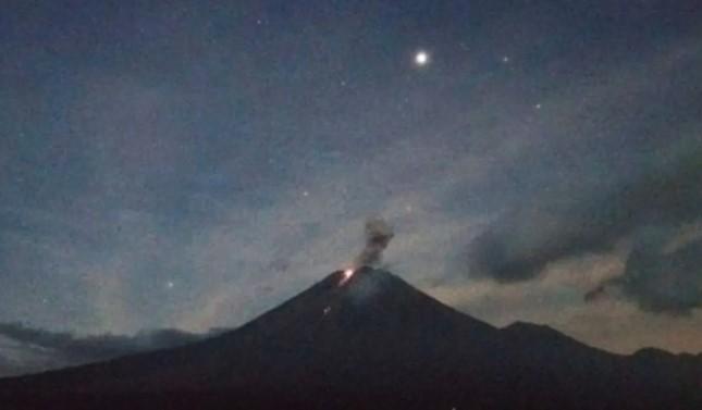 Gunung Semeru Erupsi Rabu Pagi, Kolom Letusan Capai 900 Meter dan Disertai Suara Gemuruh