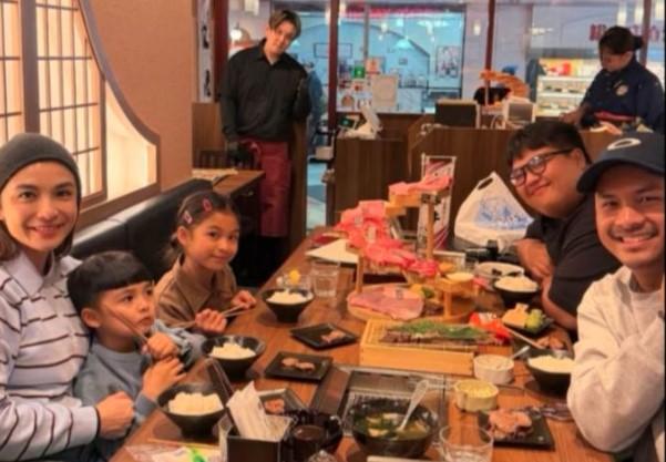 Malam Natal Selebritas Dirayakan di Luar Negeri