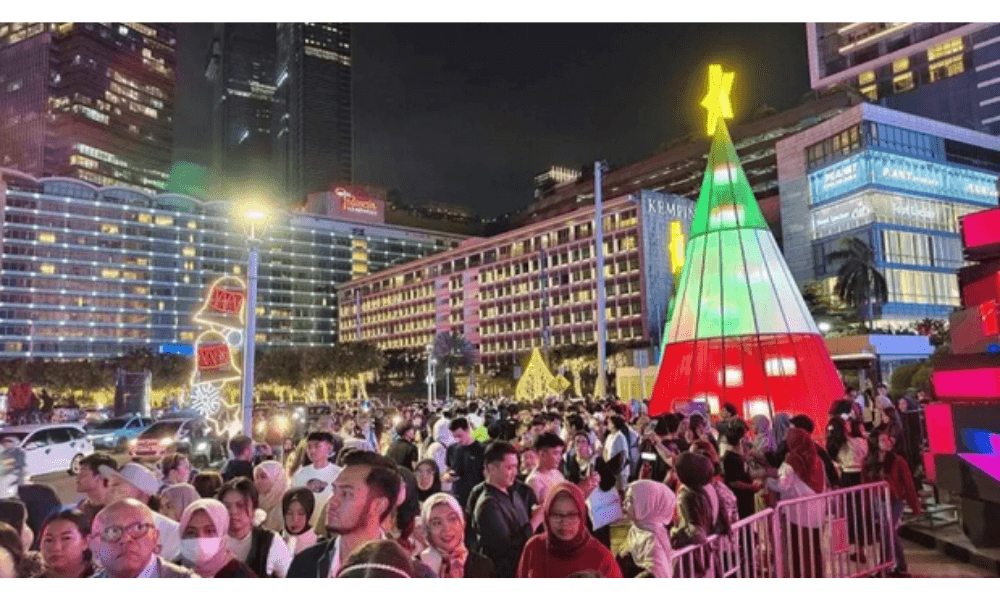 Jakarta Light Festival 2025 Edisi Natal Meriahkan Bundaran HI dan Disambut Antusias Warga