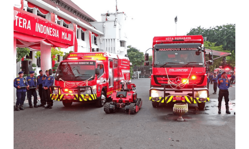 Pemkot Surabaya Luncurkan Robot Pemadam Kebakaran Berteknologi Tinggi untuk Medan Berbahaya