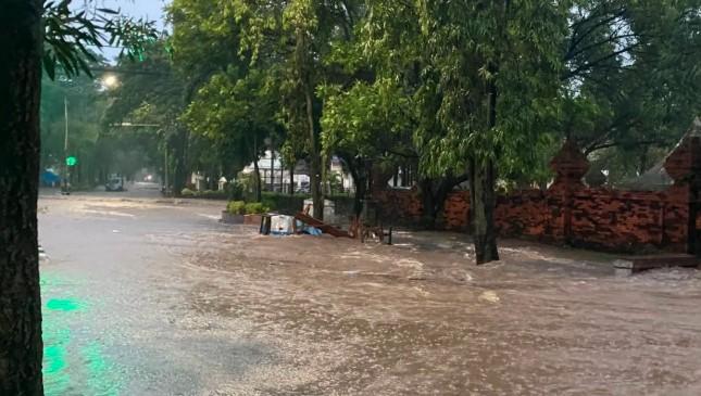 Hujan Deras Berkepanjangan Mengakibatkan 24 Desa di Kabupaten Cirebon Terendam Banjir