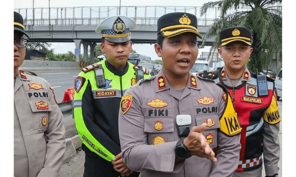 Antrean Panjang, Polisi Lakukan Buka-Tutup Rest Area KM 57 Tol Jakarta-Cikampek Saat Libur Nataru