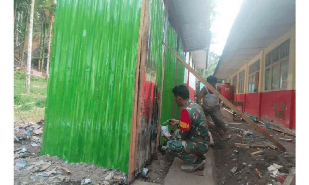 TNI Bangun Fasilitas MCK untuk Pengungsi di SD Negeri Sipange 2 Tapanuli Tengah