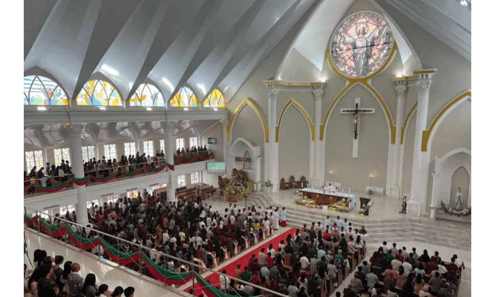 Bagi Sembako Saat Natal, Gereja Santo Clemens Kendari Tegaskan Persaudaraan Lintas Iman