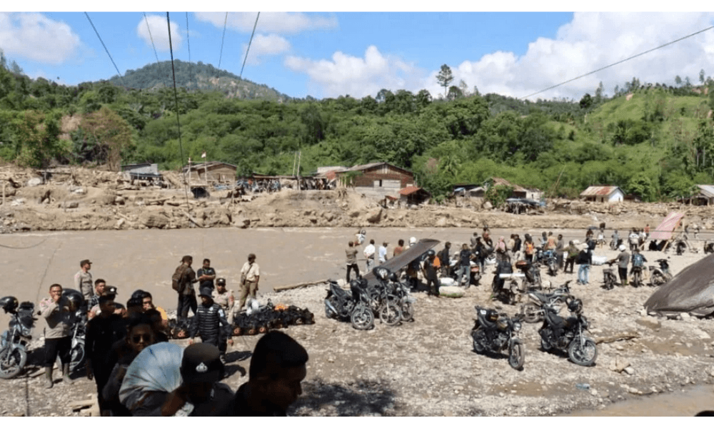 Polres Aceh Tengah Gunakan Motor Trail Salurkan Bantuan ke Desa Terisolasi Terdampak Banjir dan Longsor