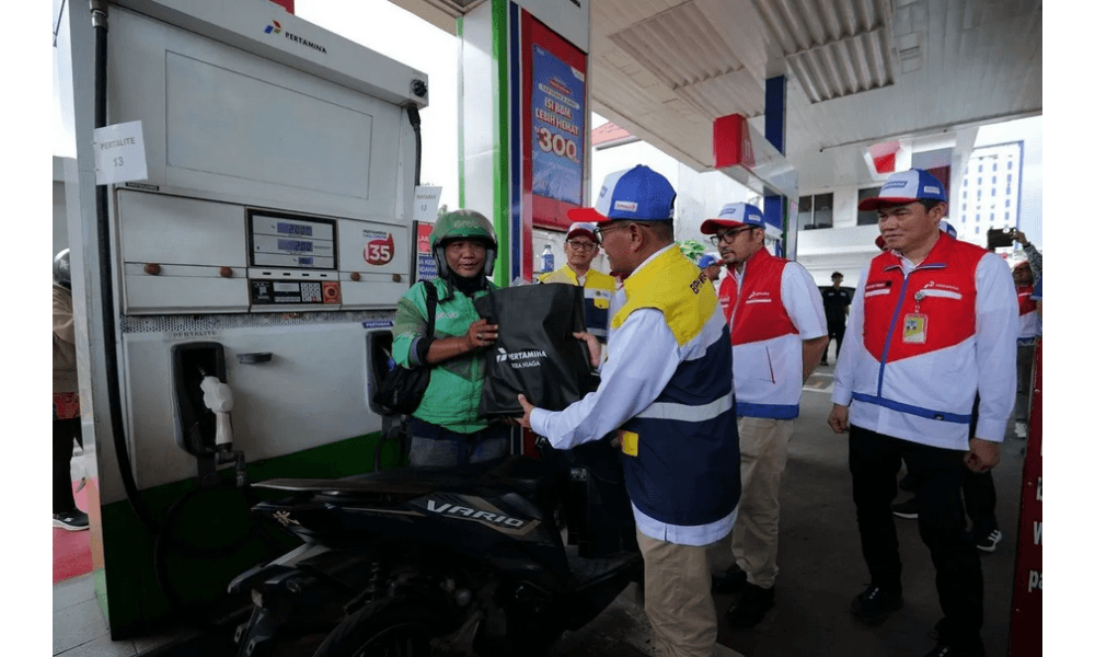 Jelang Nataru, Pertamina Patra Niaga Salurkan Bantuan Pendidikan dan Oli Gratis untuk Pengemudi Ojol
