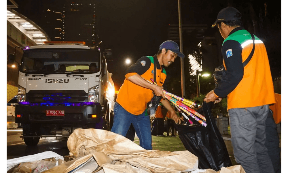 350 Petugas Disiagakan di Jakarta Barat untuk Bersihkan Sampah Malam Tahun Baru 2026