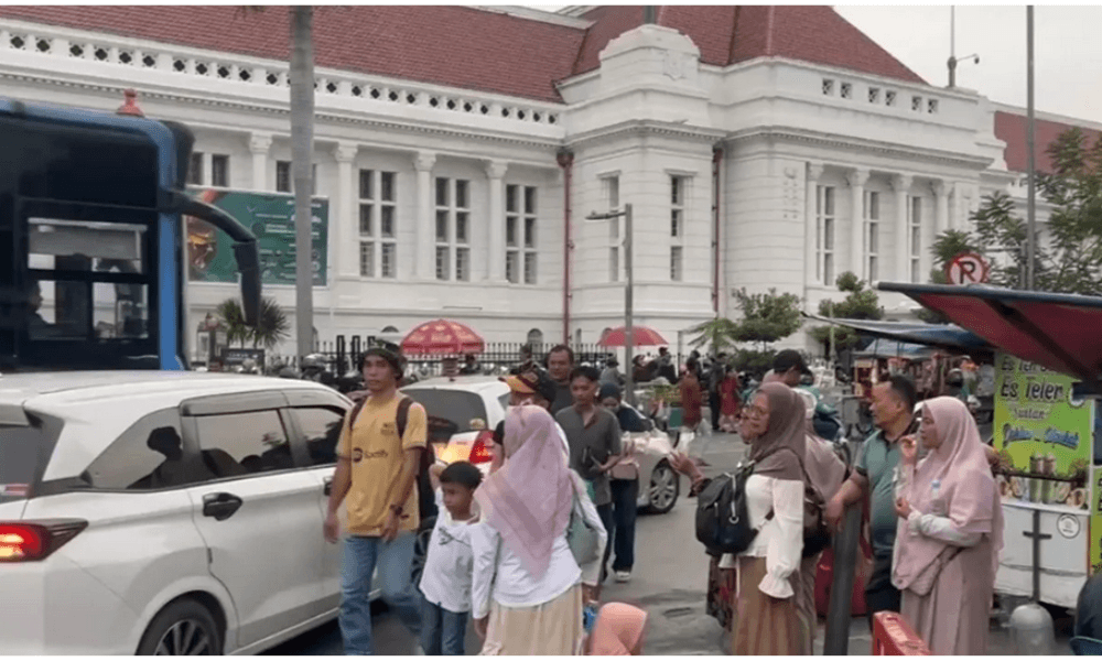 15 Ribu Wisatawan Padati Kota Tua saat Libur Natal, Pengamanan Diperketat di Seluruh Titik Masuk