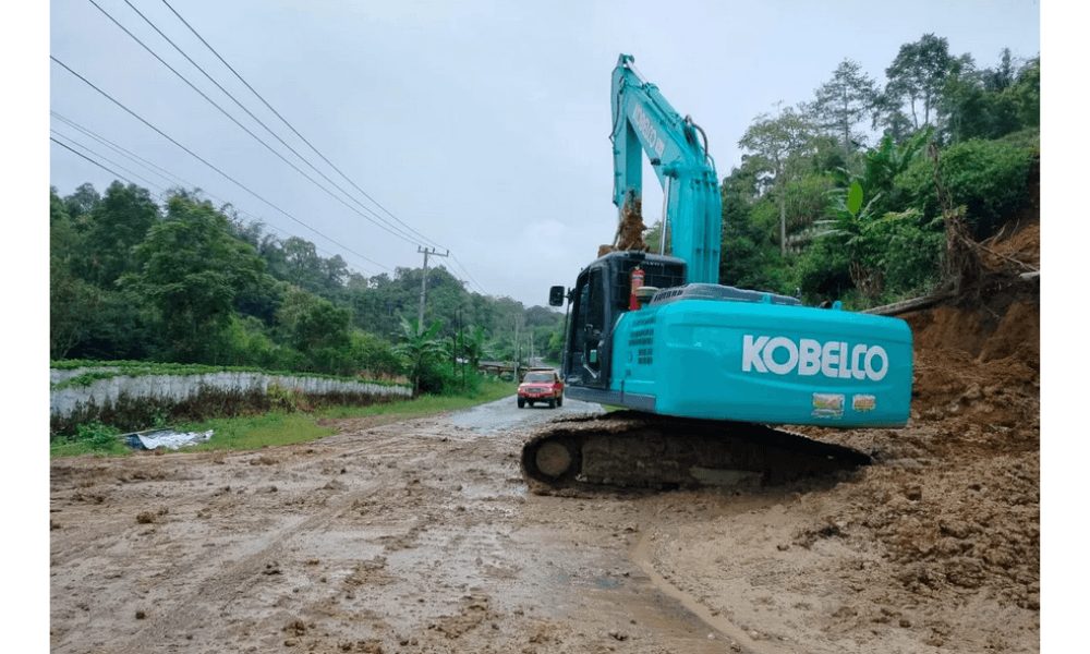 PT Hutama Karya Kerahkan 36 Alat Berat untuk Buka Akses Longsor Padang–Bukittinggi