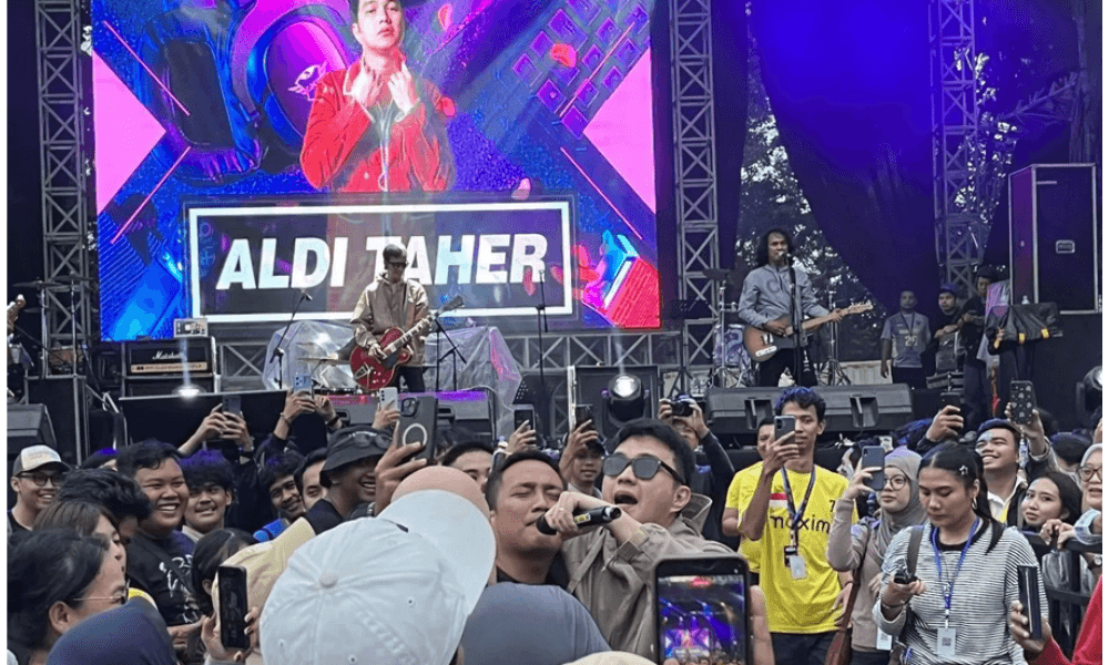 Tampil di JakCloth 2025, Aldi Taher Ajak Penonton Nyanyi Bareng hingga ke Tengah Kerumunan