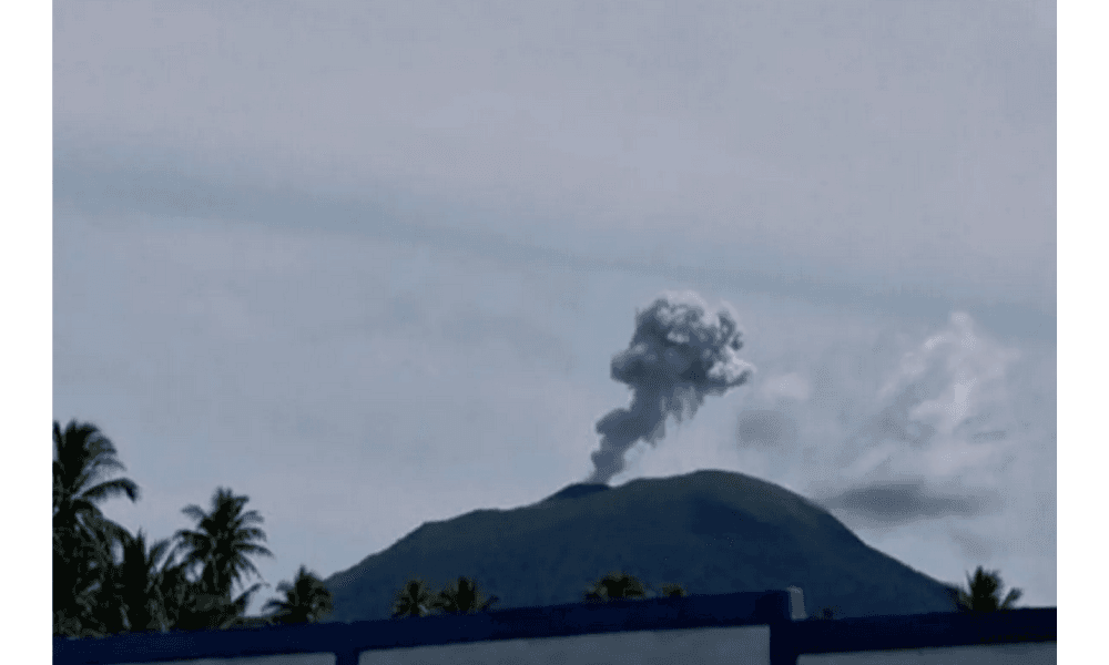 Gunung Ibu di Halmahera Barat Erupsi, Semburkan Abu Vulkanik Setinggi 600 Meter