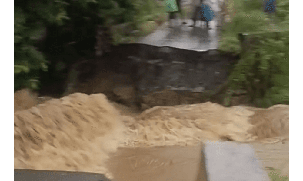 Jembatan Putus Diterjang Banjir di Tanah Laut, Seorang Lansia Meninggal Dunia