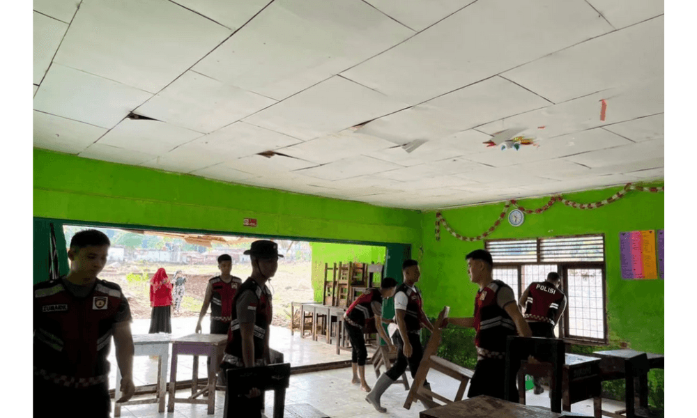 Polri Bersihkan Sekolah dan Gelar Layanan Kesehatan Gratis bagi Warga Terdampak Bencana di Agam, Sumbar