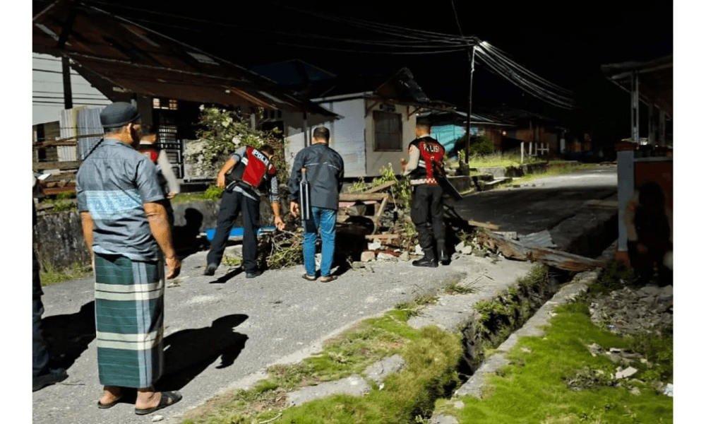 Polda Maluku Berhasil Buka Blokade Jalan di Desa Liang, Polisi Imbau Warga Tak Terprovokasi