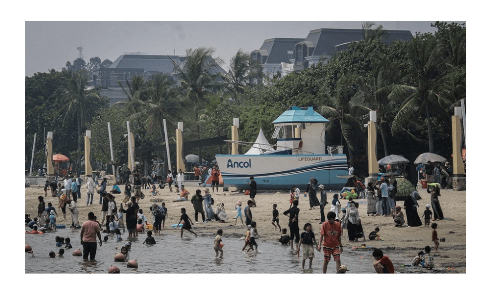 Liburan Natal di Ancol Diserbu Puluhan Ribu Pengunjung, Pantai Jadi Favorit Utama