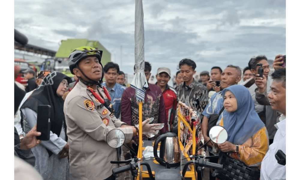 Kapolsek Bakauheni Luncurkan Program “Ngupi Pay Puakhi”, Sajikan Kopi Gratis Demi Kedekatan Polisi dan Warga