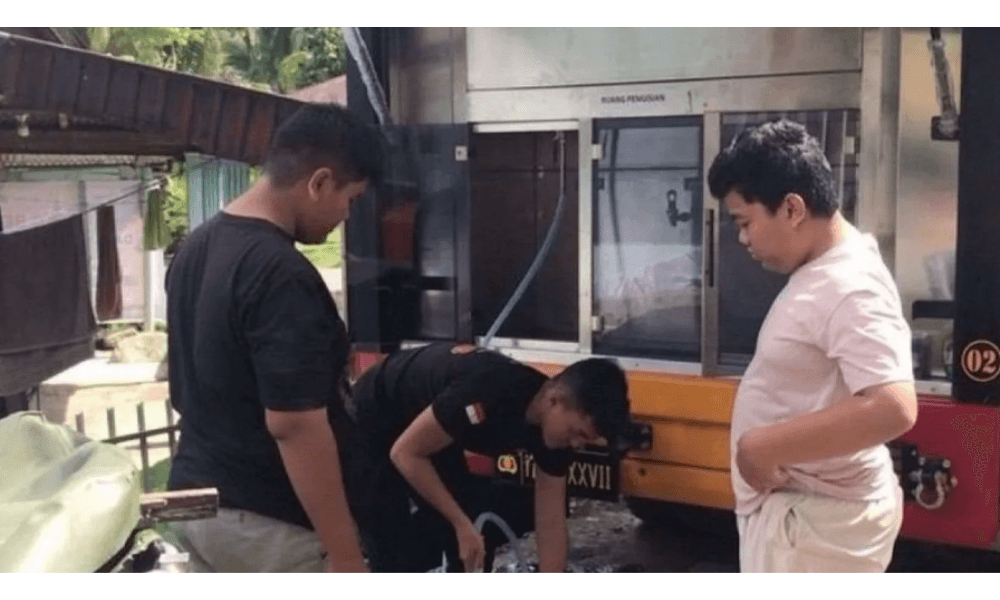 TNI Distribusikan Air Bersih dengan Kendaraan Reverse Osmosis untuk Warga Terdampak Banjir Bandang di Agam
