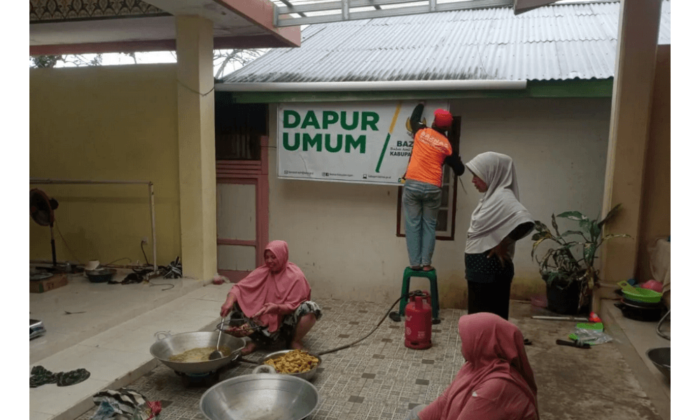 Baznas Dirikan Dapur Umum untuk 500 Pengungsi Banjir Bandang di Maninjau, Agam