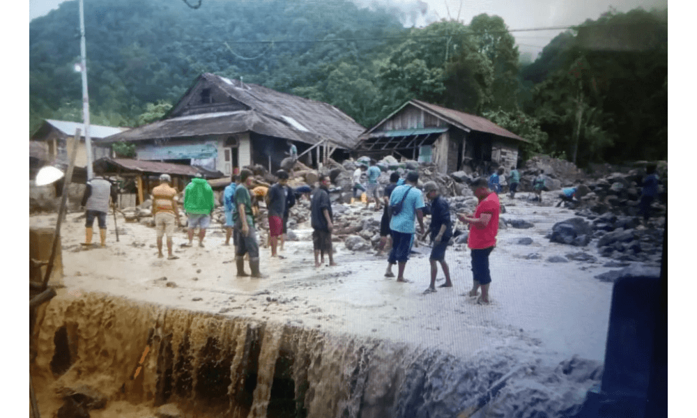 Ruas Jalan Lubuk Basung–Bukittinggi Tertutup Material Banjir Akibat Luapan Sungai Muaro Pisang