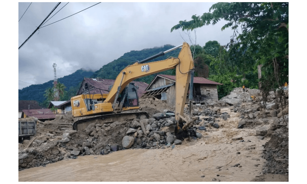 Empat Alat Berat Dikerahkan Bersihkan Material Longsor di Jalan Lubuk Basung–Bukittinggi, Warga Diimbau Waspada