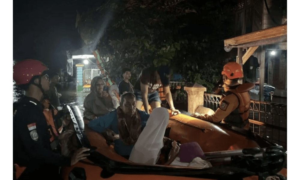 Tim SAR Evakuasi Ibu dan Balita Terjebak Banjir di Tiga Desa Martapura, Kalsel