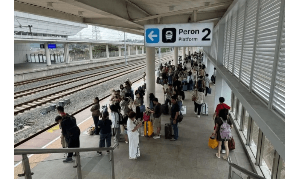 Ribuan Wisatawan Malaysia Gunakan Kereta Cepat Whoosh untuk Libur Akhir Tahun di Jawa Barat