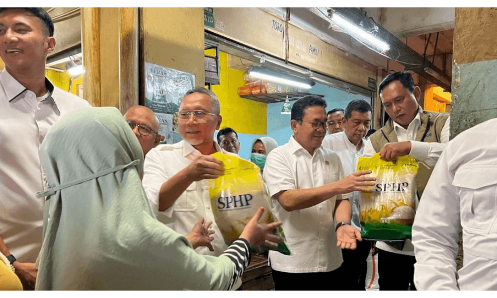 Zulhas Bagikan 100 Karung Beras SPHP Gratis di Pasar Kramat Jati, Bantu Warga dan Pedagang