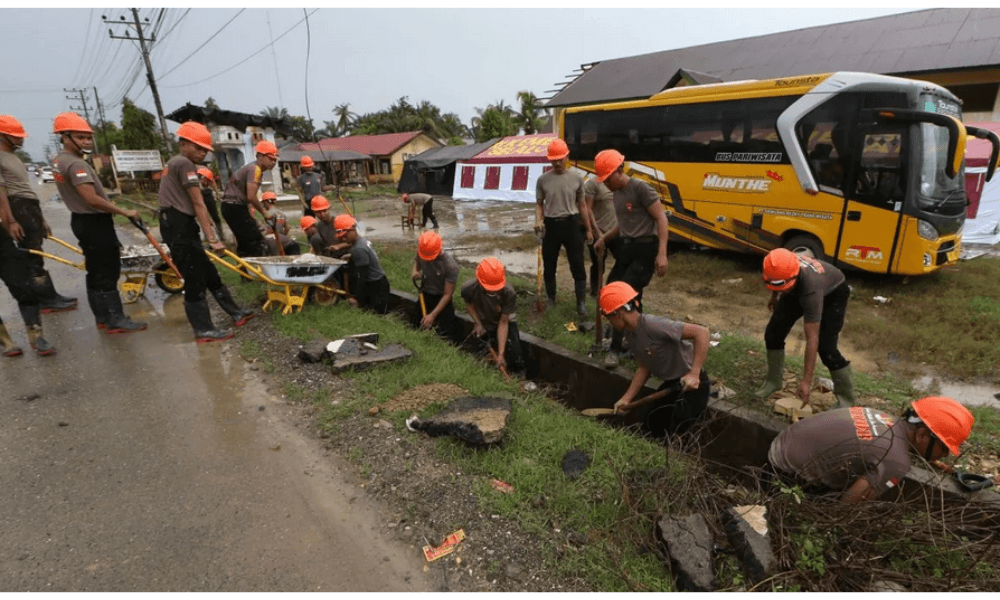 Polri Kerahkan 1.500 Personel Tambahan untuk Tangani Dampak Banjir dan Longsor di Sumatera