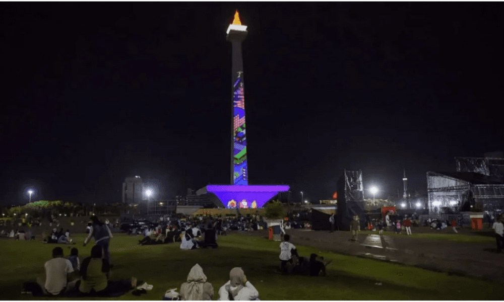 130 Ribu Lebih Pengunjung Padati Monas saat Libur Natal, Atraksi Video Mapping Tetap Tayang Meski Diguyur Hujan