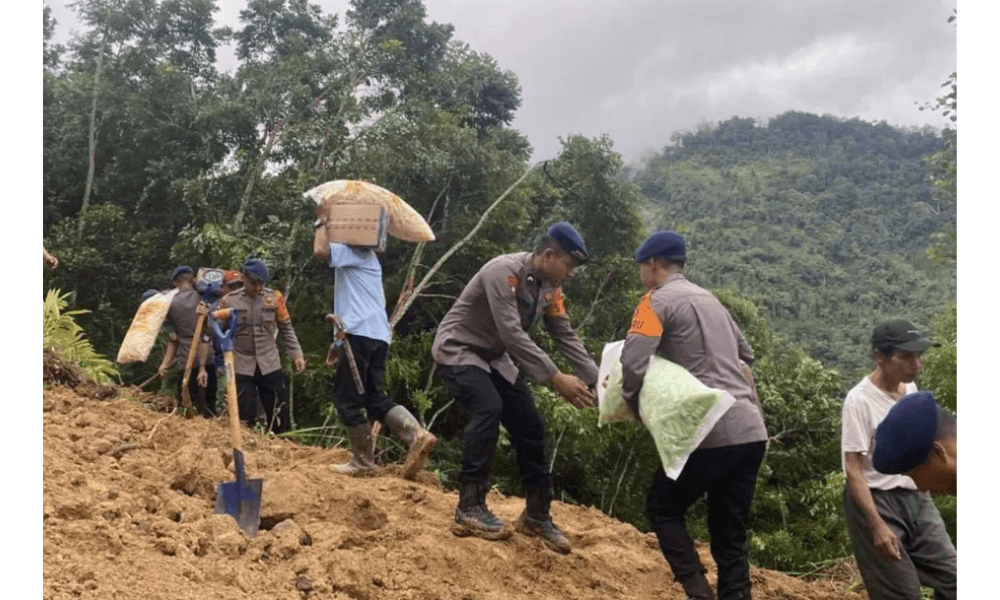 Satbrimob Polda Banten Evakuasi Warga dan Buka Akses Jalan Tertutup Longsor di Cibeber Lebak